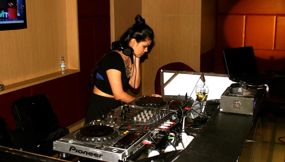female disco jockey bikaner
